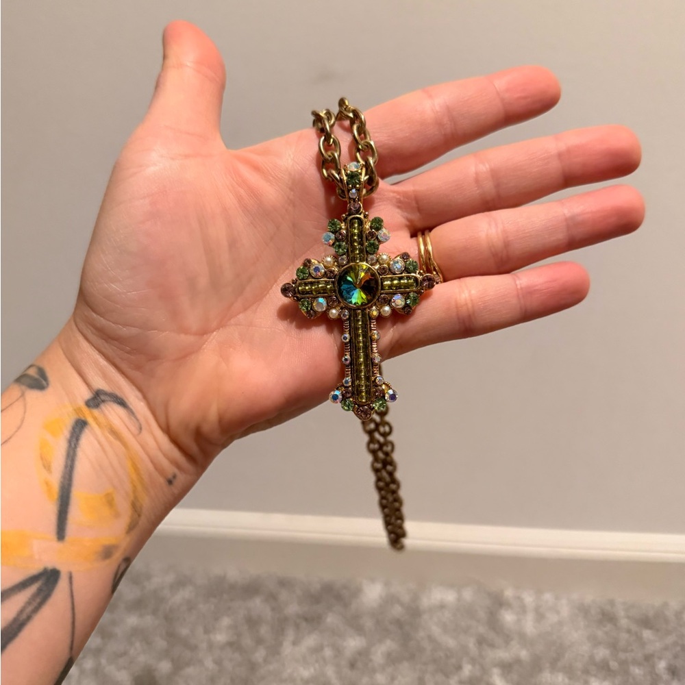 Vintage Elegant Gold Cross Pendant Necklace - Picture 3 of 3
